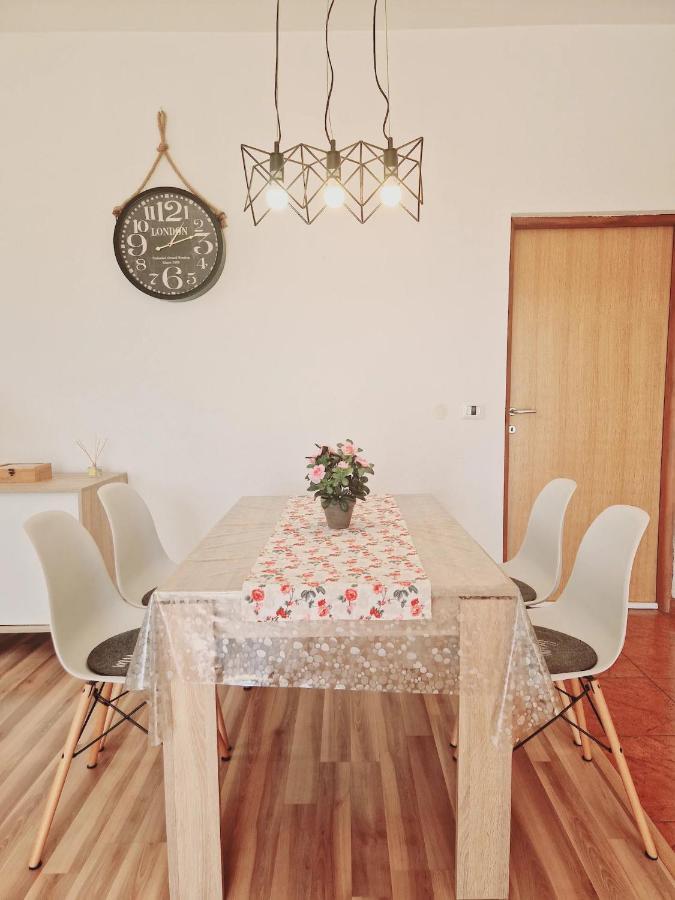 Apartments In Rijeka, Free Parking And Large Terrace, 15Min Drive From The Beach Exteriör bild